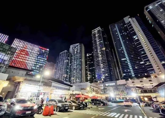 Uptown Parksuites Bgc 1br, Hi Flr Great View Fr Balcony With Washer