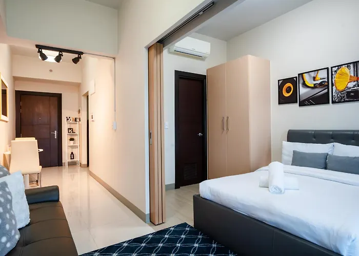 Uptown Parksuites Bgc 1br, Hi Flr Great View Fr Balcony With Washer